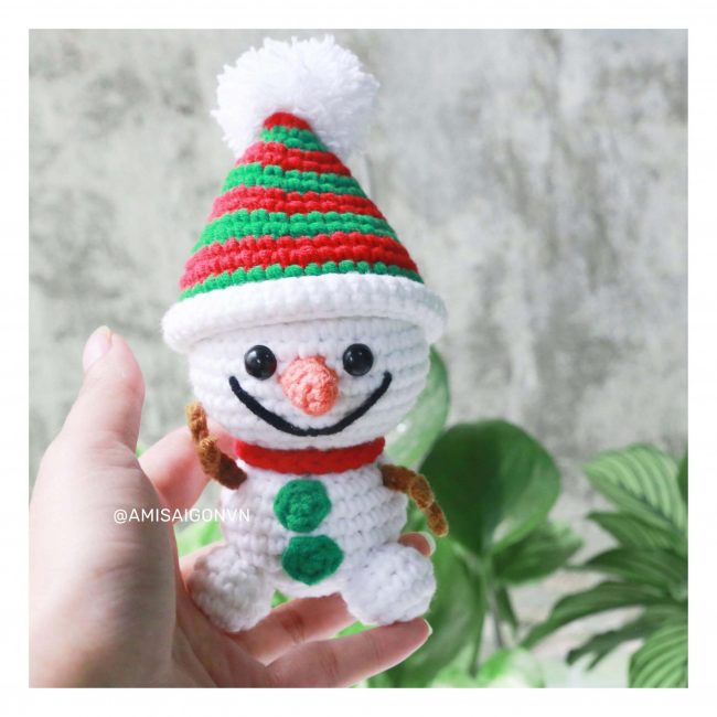 ami65S2CM_Snowman crochet pattern by AmiSaigon - 18 pages