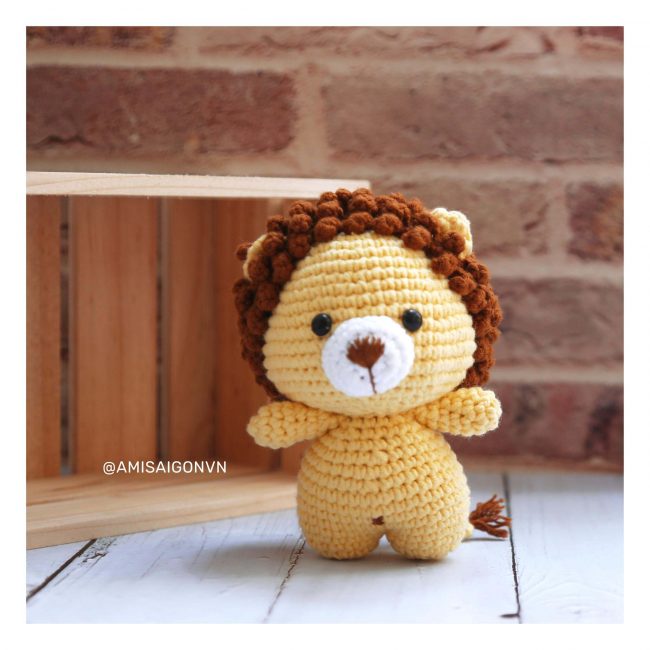 Lion Amigurumi crochet pattern by AmiSaigon