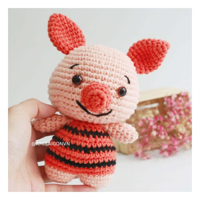 Piglet Amigurumi crochet pattern by AmiSaigon
