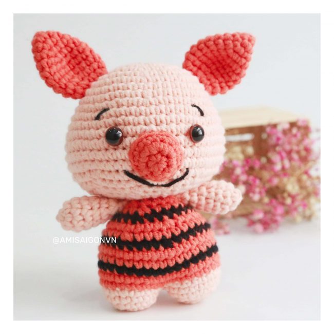 Piglet Amigurumi crochet pattern by AmiSaigon